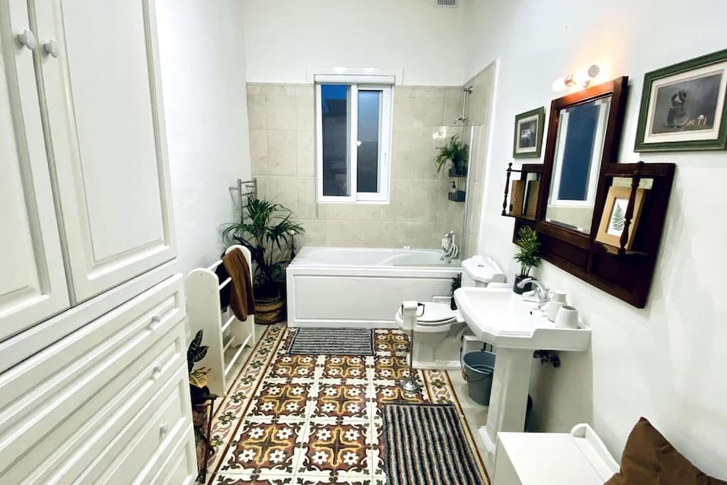 Free Breakfast, Pool, Spacious Aircon Hideaway Lejlighed Mosta Eksteriør billede