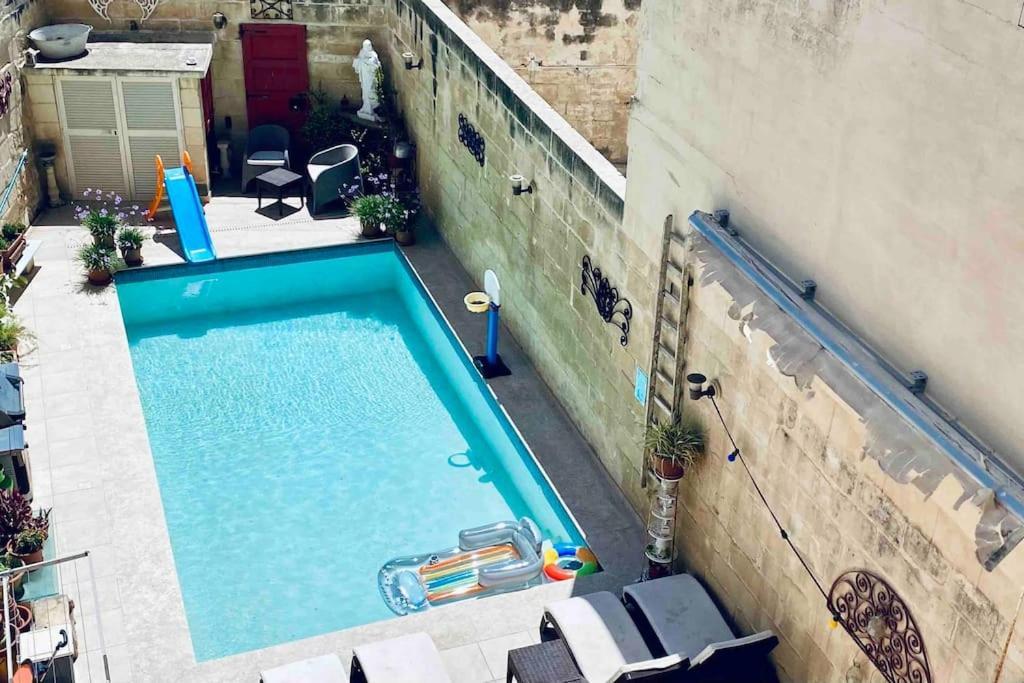 Free Breakfast, Pool, Spacious Aircon Hideaway Lejlighed Mosta Eksteriør billede