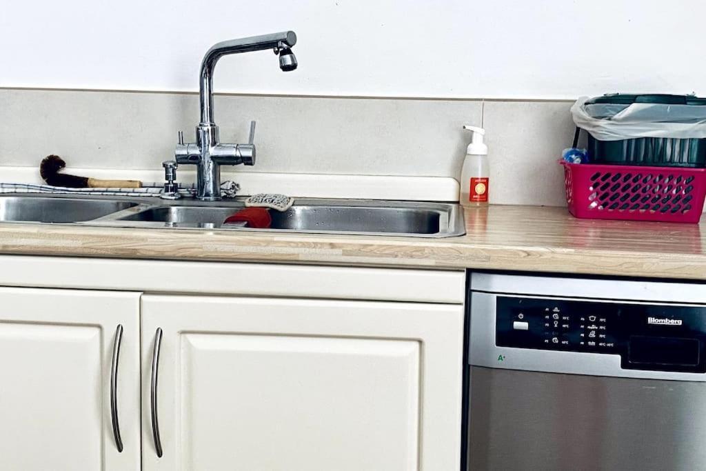 Free Breakfast, Pool, Spacious Aircon Hideaway Lejlighed Mosta Eksteriør billede