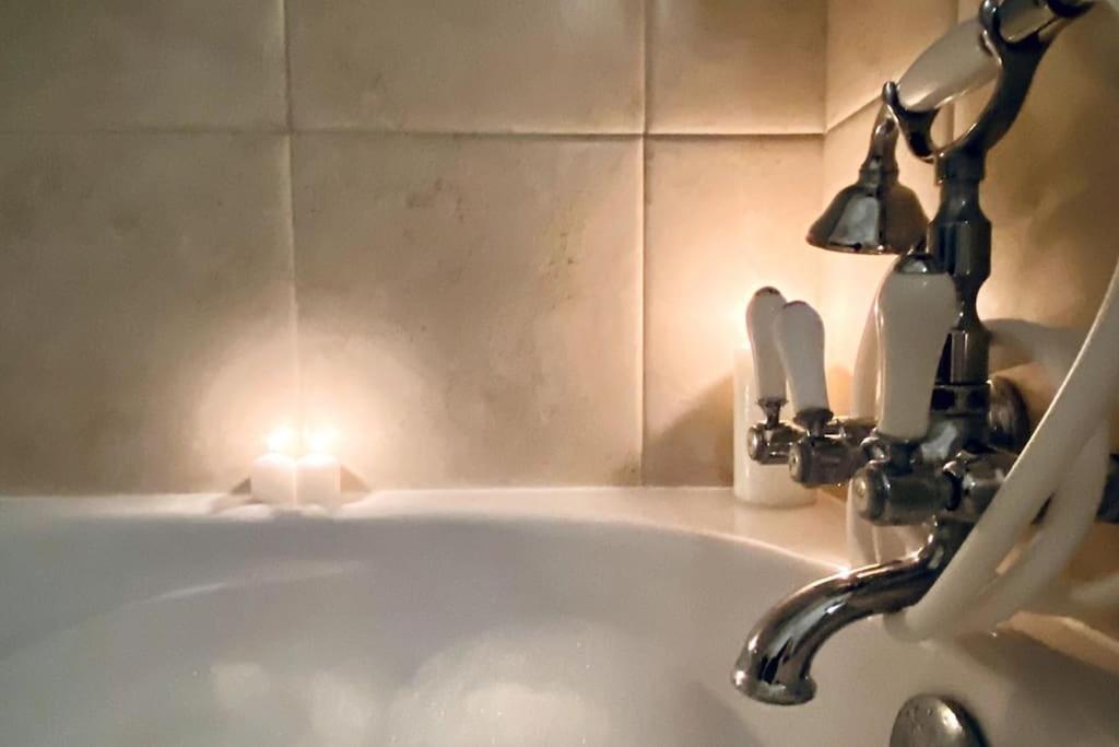 Free Breakfast, Pool, Spacious Aircon Hideaway Lejlighed Mosta Eksteriør billede