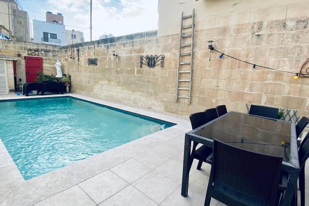 Free Breakfast, Pool, Spacious Aircon Hideaway Lejlighed Mosta Eksteriør billede