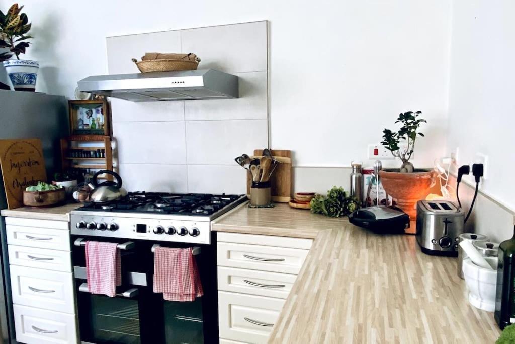 Free Breakfast, Pool, Spacious Aircon Hideaway Lejlighed Mosta Eksteriør billede