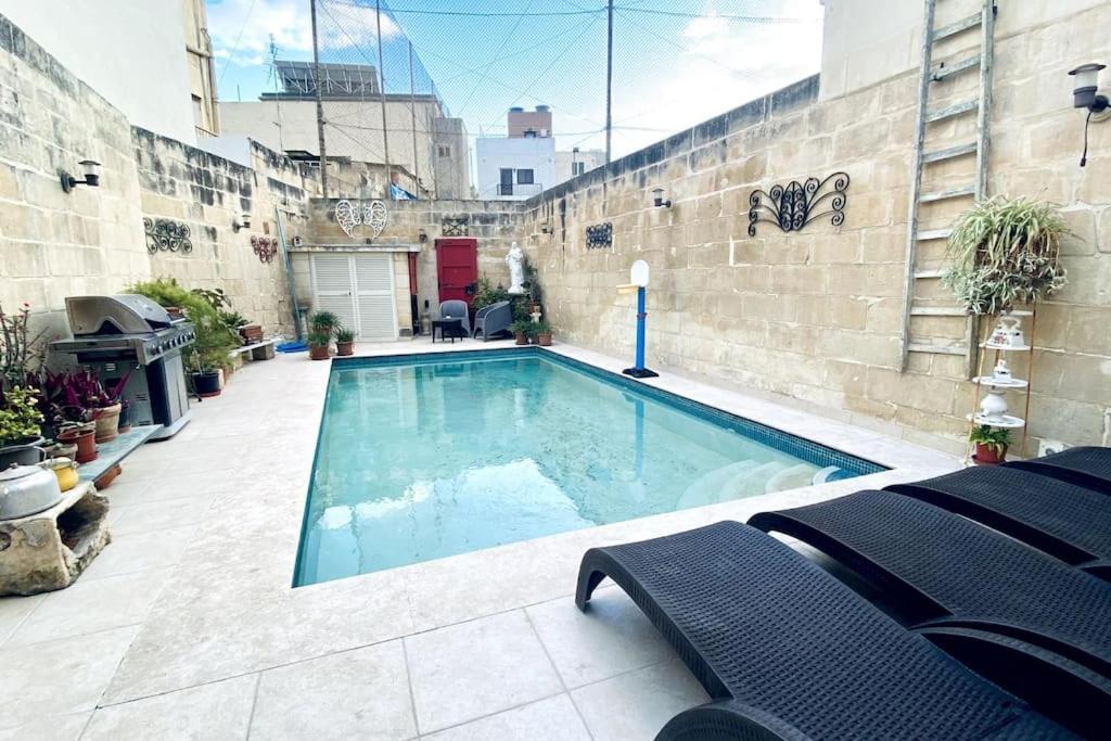 Free Breakfast, Pool, Spacious Aircon Hideaway Lejlighed Mosta Eksteriør billede