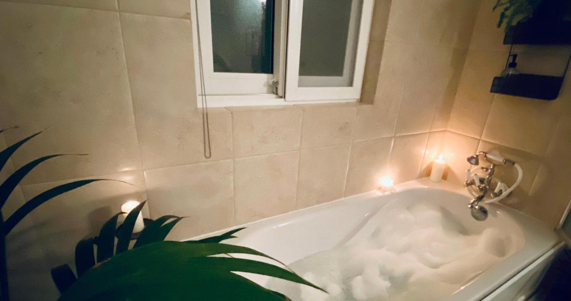 Free Breakfast, Pool, Spacious Aircon Hideaway Lejlighed Mosta Eksteriør billede