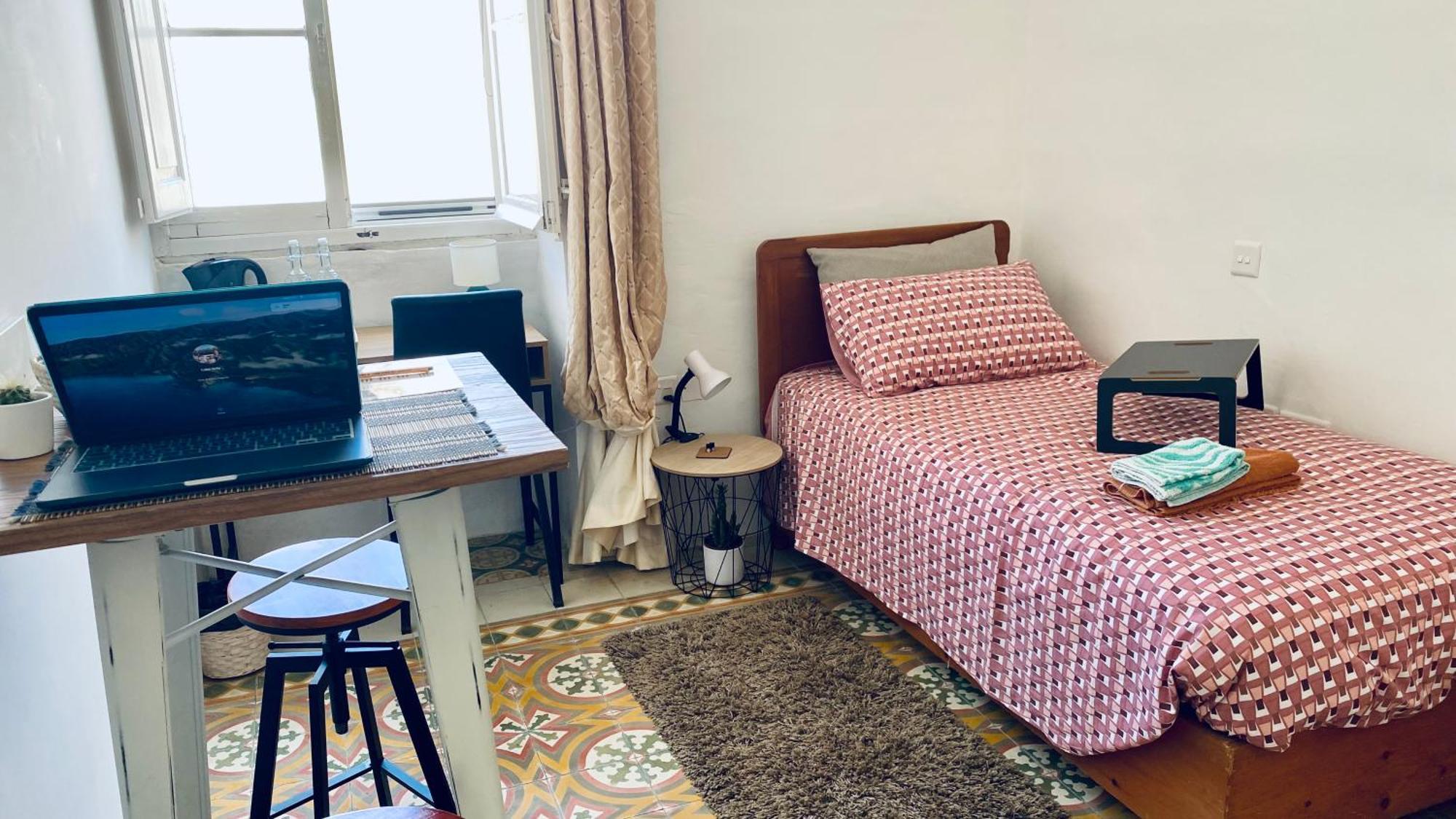 Free Breakfast, Pool, Spacious Aircon Hideaway Lejlighed Mosta Eksteriør billede