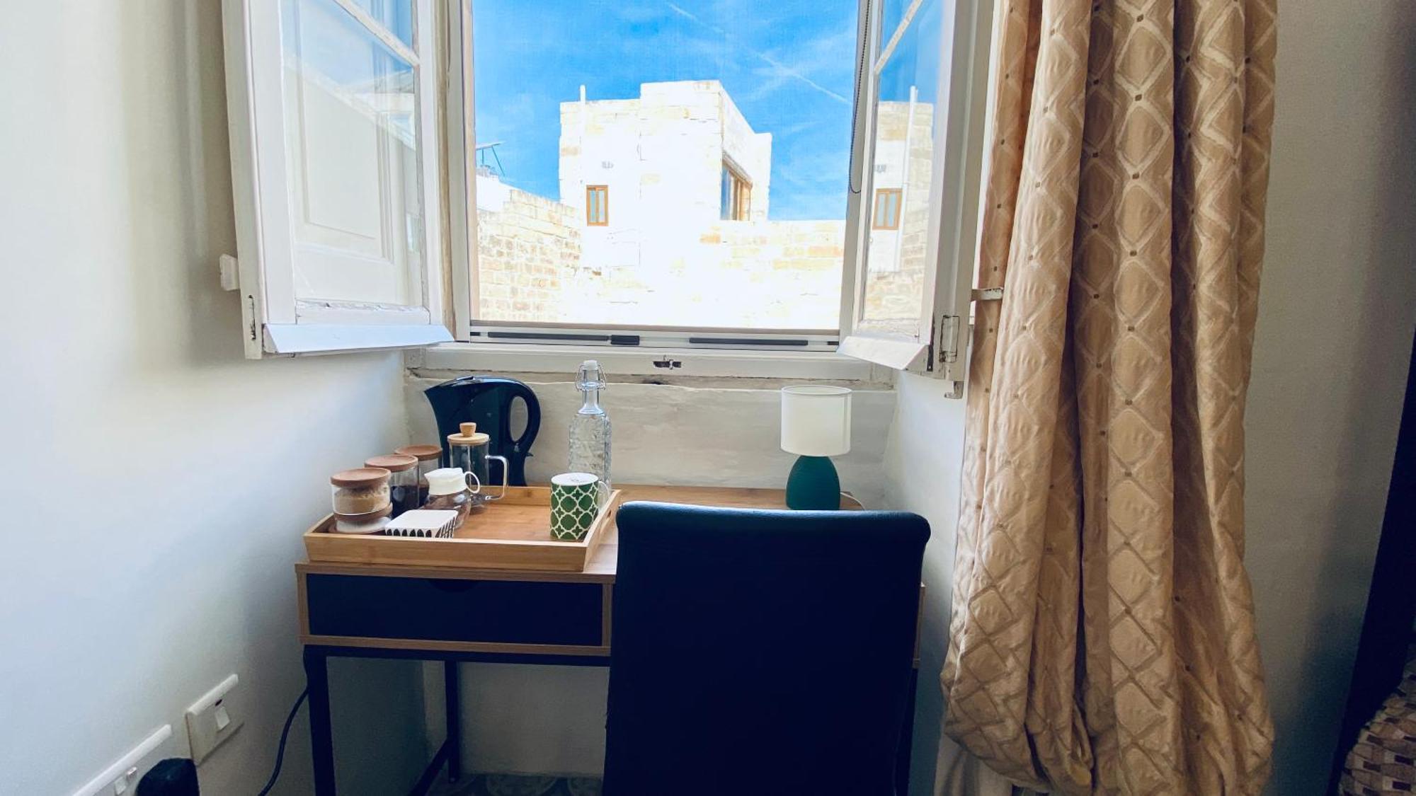Free Breakfast, Pool, Spacious Aircon Hideaway Lejlighed Mosta Eksteriør billede