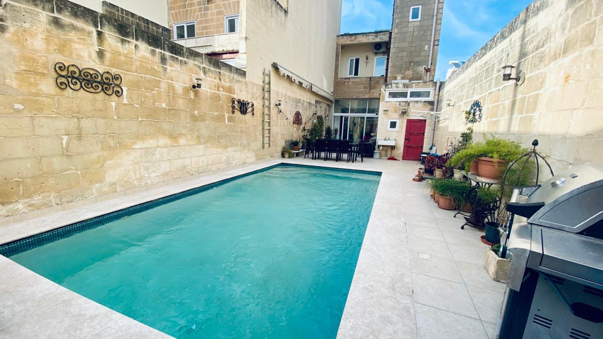 Free Breakfast, Pool, Spacious Aircon Hideaway Lejlighed Mosta Eksteriør billede