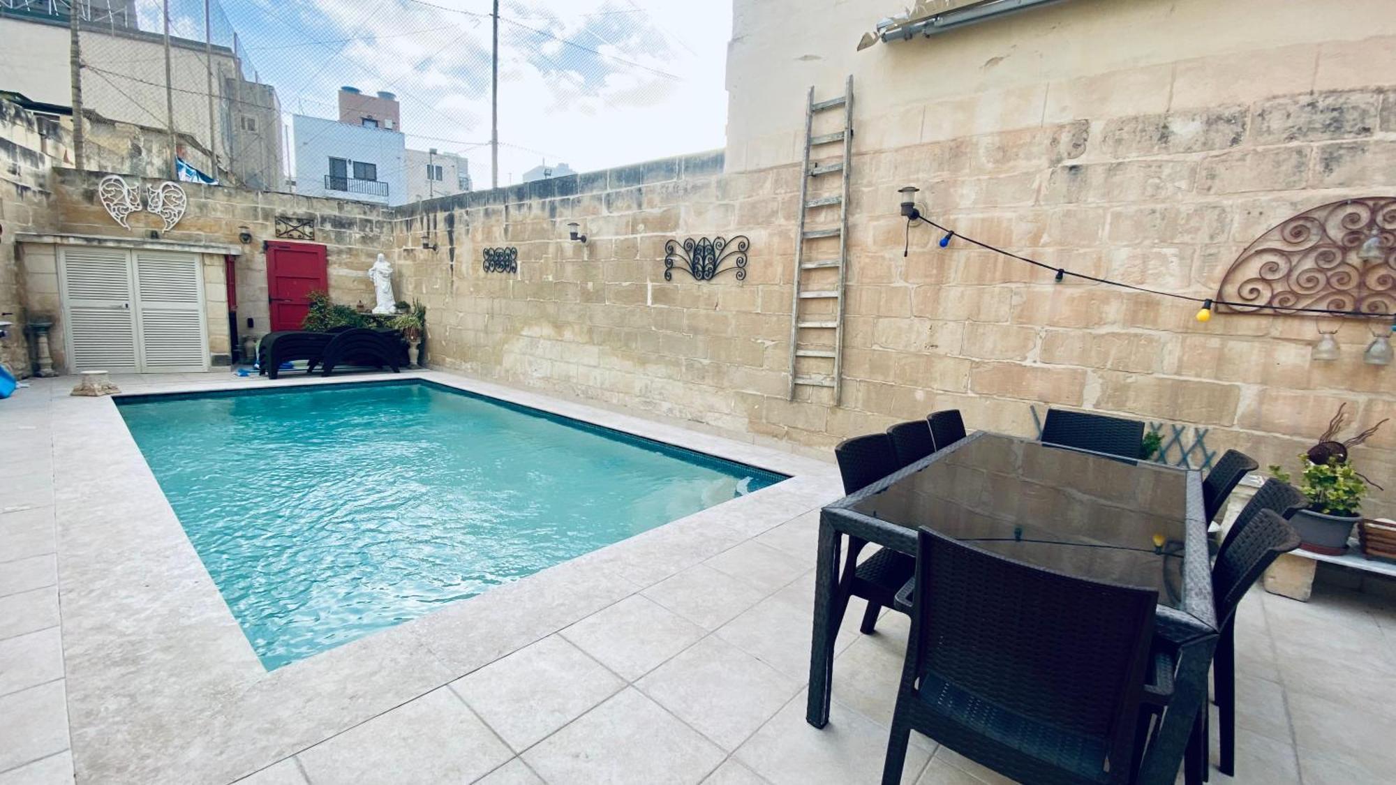 Free Breakfast, Pool, Spacious Aircon Hideaway Lejlighed Mosta Eksteriør billede